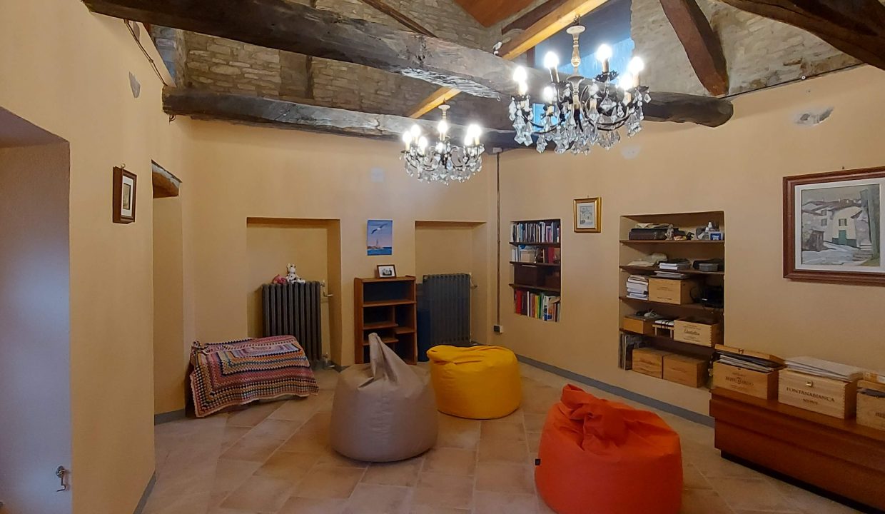 CP-1638_canelli_cassinasco_unesco_barbera_fabiana_elianne_monferrato_caseinpiemonte_realestate_forest_woods (17)