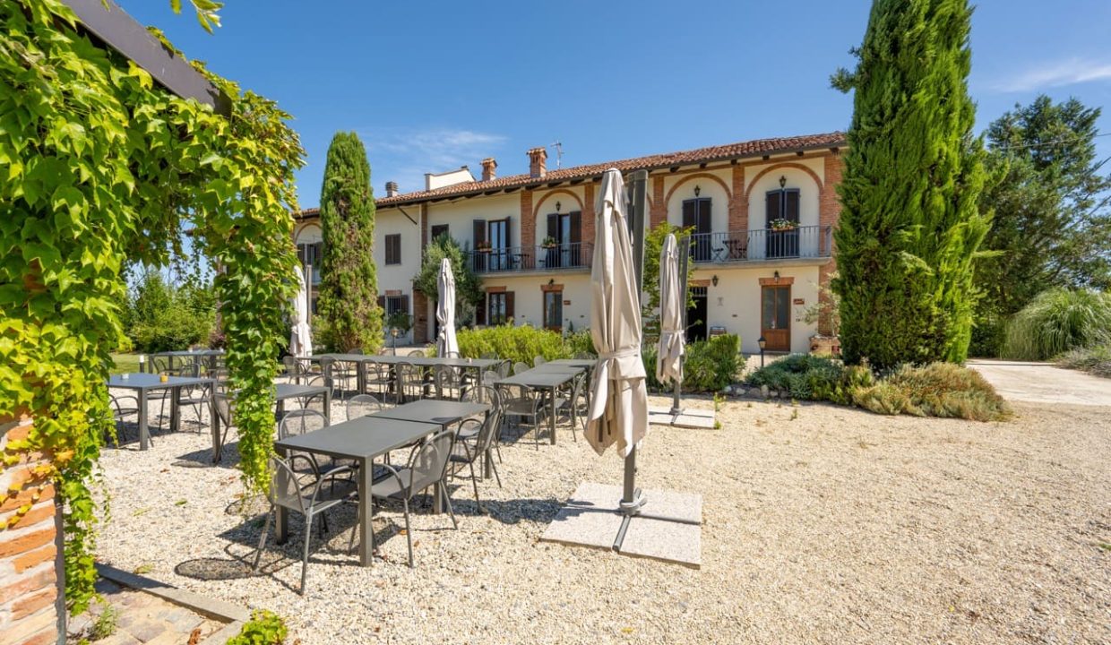 caseinpiemonte_sandamianodasti_roero_barbera_nebbiolo_pool_cascina_bb_cl-1684_0938 Large