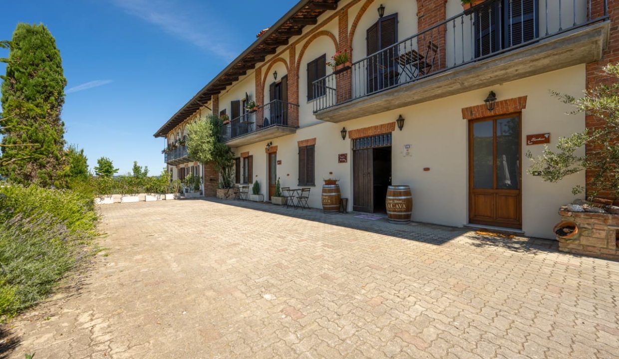 caseinpiemonte_sandamianodasti_roero_barbera_nebbiolo_pool_cascina_bb_cl-1684_0976 Large