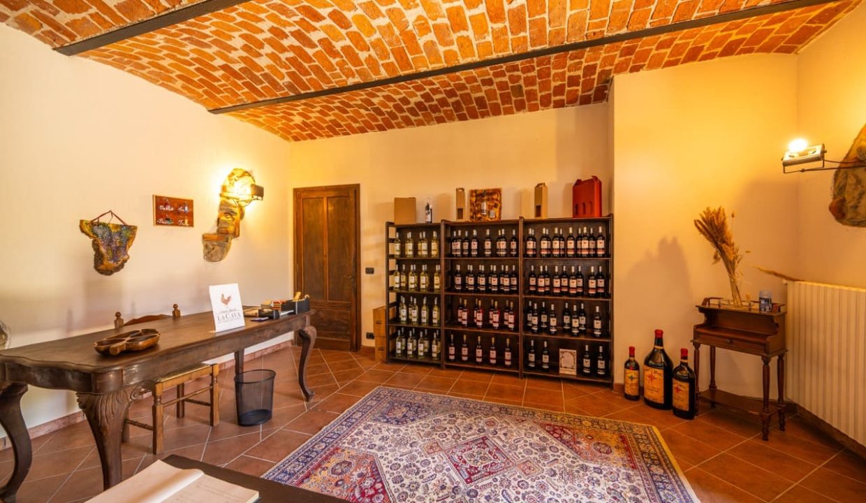 caseinpiemonte_sandamianodasti_roero_barbera_nebbiolo_pool_cascina_bb_cl-1684_1087 Large