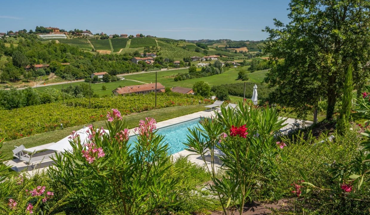 caseinpiemonte_sandamianodasti_roero_barbera_nebbiolo_pool_cascina_bb_cl-1684_1131 Large