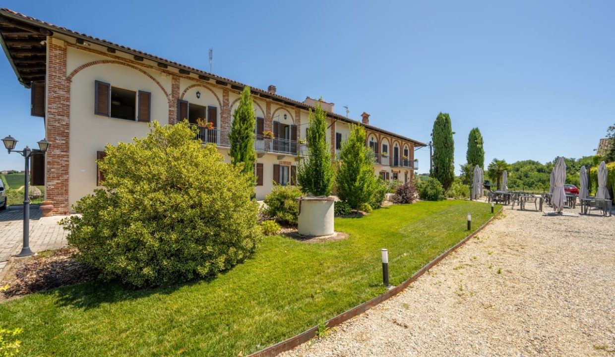 caseinpiemonte_sandamianodasti_roero_barbera_nebbiolo_pool_cascina_bb_cl-1684_1148 Large
