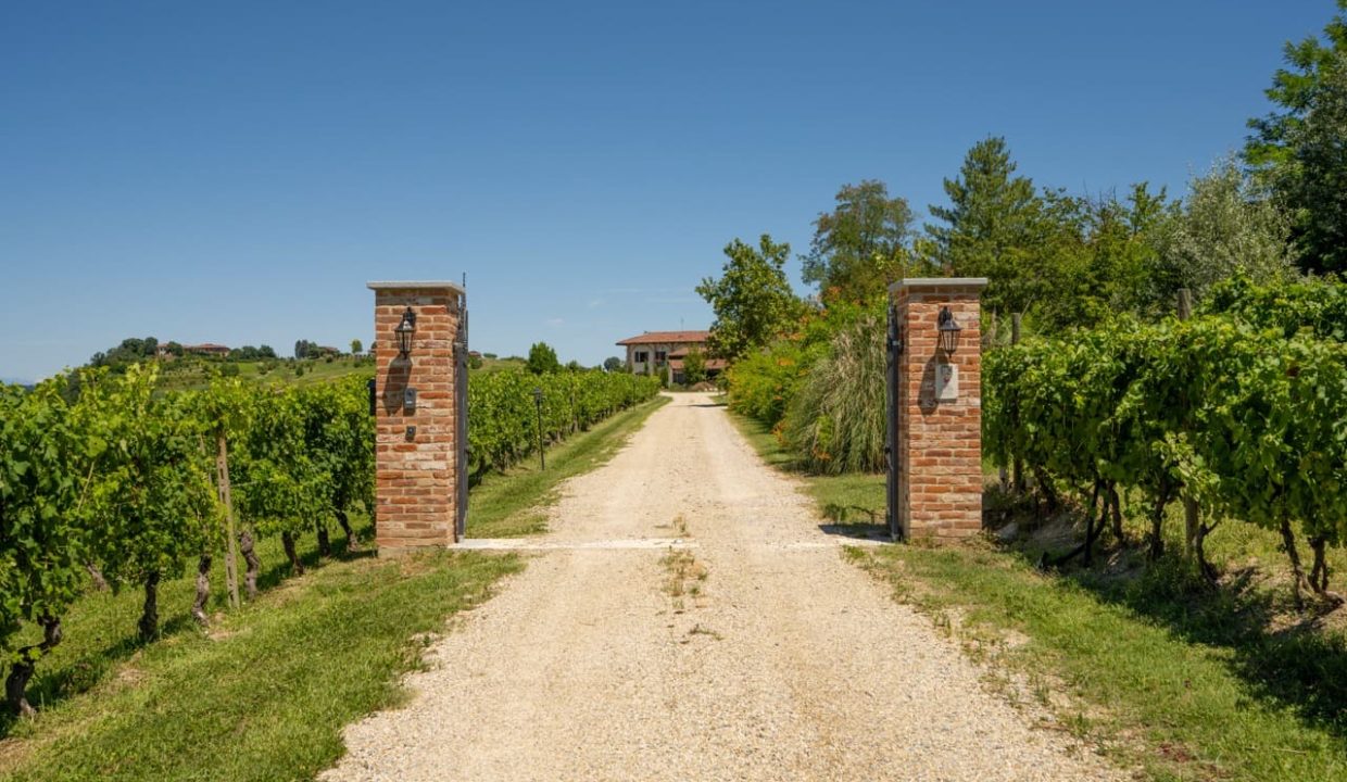 caseinpiemonte_sandamianodasti_roero_barbera_nebbiolo_pool_cascina_bb_cl-1684_1165 Large