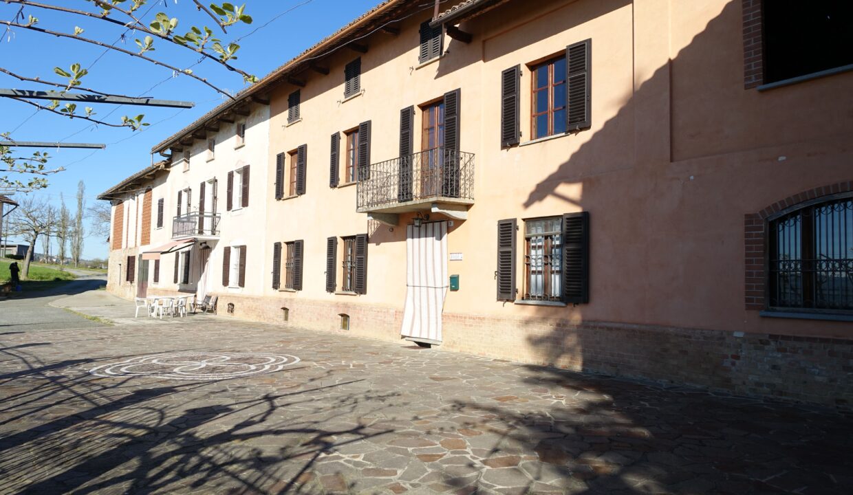 CP-1737_nizza_unesco_caseinpiemonte_fabiana_elianne_homesinpiemonte_cascina_vineyard_barbera_monferrato (1